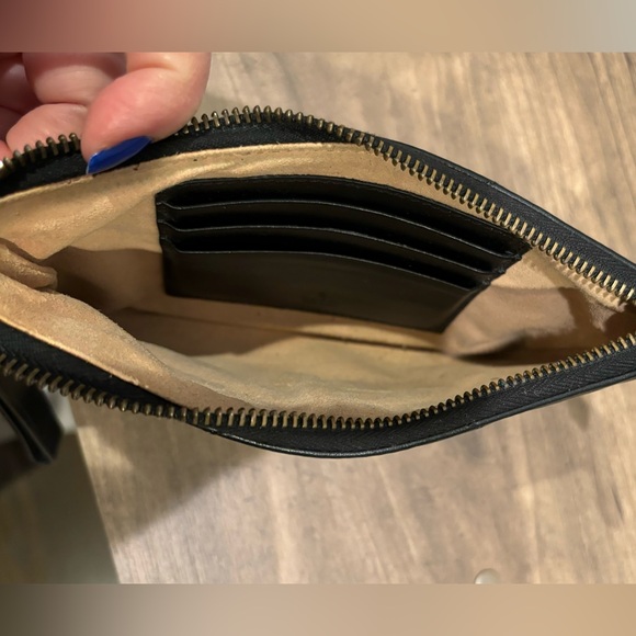 Women’s Gucci GG Marmont Wrist Wallet quilted Leather - Picture 7 of 11